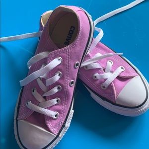 Converse low tops - like new